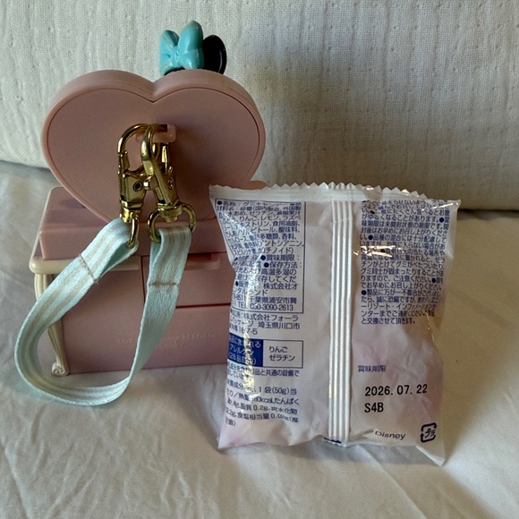 Tokyo Disney Resort Collectible Minnie Mouse Vanity Candy dispenser. - Picture 6 of 7